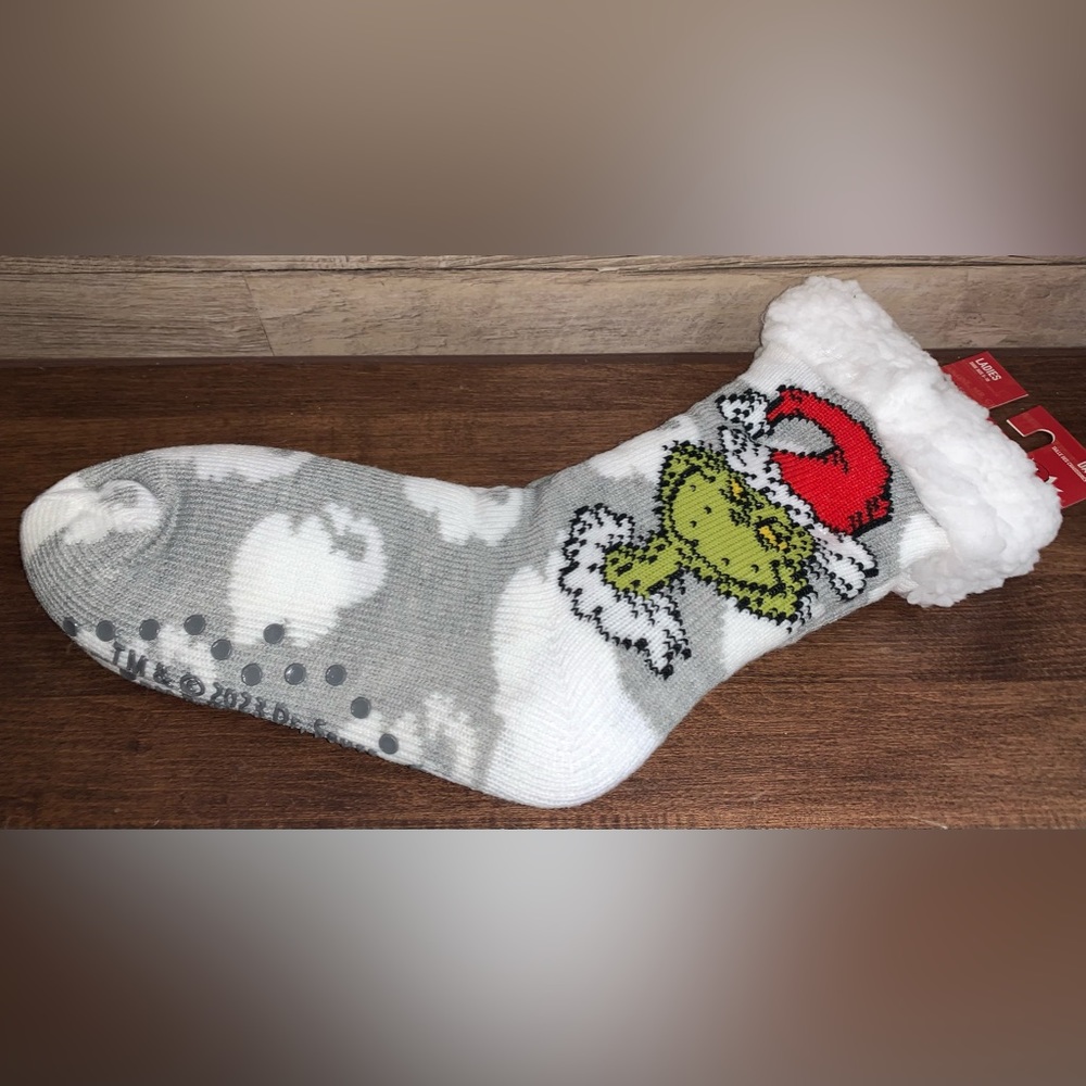 The Grinch Reading Socks ladies size 5 - 10 - NEW